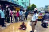 VIRAL: రోడ్లపై నీటి కుంటలు.. మహిళ వినూత్న నిరసన