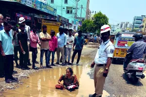 VIRAL: రోడ్లపై నీటి కుంటలు.. మహిళ వినూత్న నిరసన