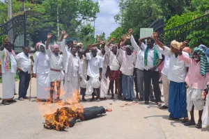 దొడ్డు వడ్లకూ బోనస్ ఇవ్వాలని రైతుల ఆందోళన.. సీఎం దిష్టిబొమ్మ దహనం..! 