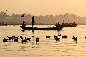 గంగానదిలో పడవ బోల్తా.. ఆరుగురు గల్లంతు