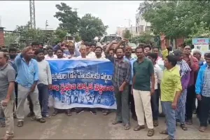 పాడి రైతుల ధర్నా,రాస్తారోకో 