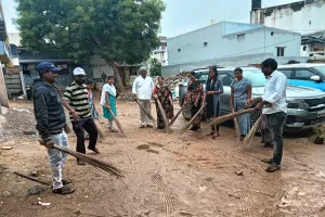 కొత్తూరు మున్సిపాలిటీ 9వ వార్డు కౌన్సిలర్ మాదారం నరసింహ గౌడ్ మొక్కలు పంపిణీ